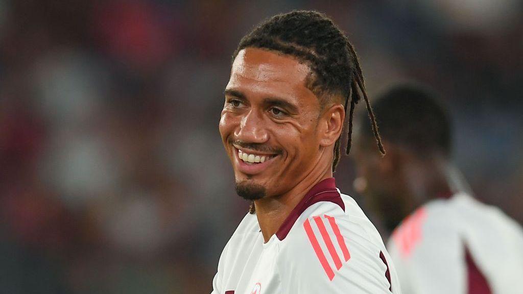 Chris Smalling no Porto para realizar exames médicos no FC Porto
